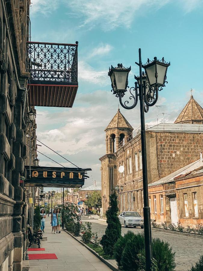 Modern Apartment In The Heart Of Gyumri Bagian luar foto